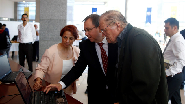 Üniversiteyi kazanan 72 yaşındaki hurdacının kaydını rektör yaptı