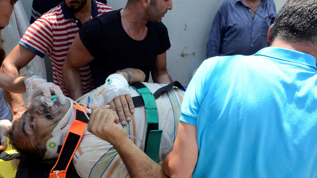 Üzerine beton parçası düşen bekçi yaralandı