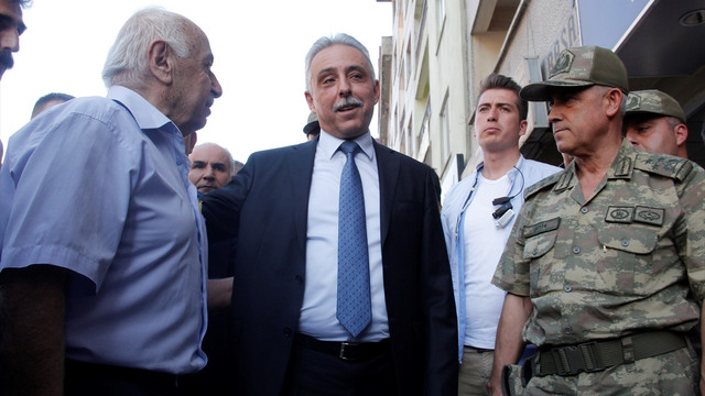 Vali Toprak ve Korgeneral Çetin'den Hakkari'de esnaf ziyareti