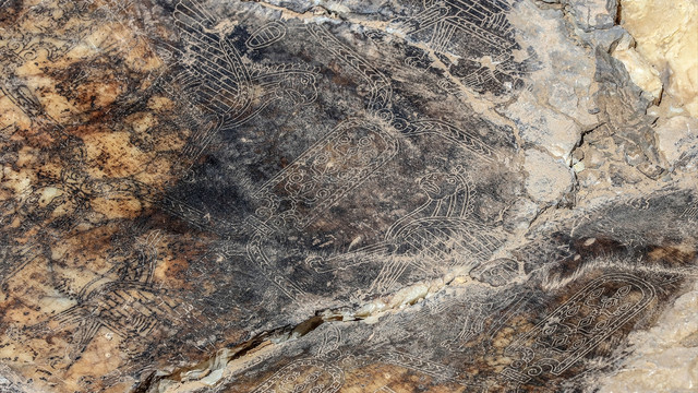 Van'da 2700 yıllık mozaik işlemeli platform bulundu