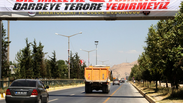 Van'da darbe ve teröre afişli tepki