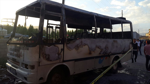 Van'da iki araç ateşe verildi