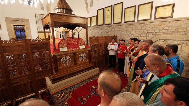Yedi uyurların temsili kıyafetleriyle Türkiye'yi dolaşıyorlar