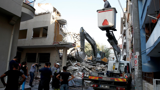 Yıkım sırasında düşen molozlar, elektrik tellerini kopardı