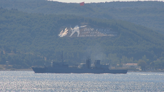 Yunan askeri gemisi Çanakkale Boğazı'ndan geçti