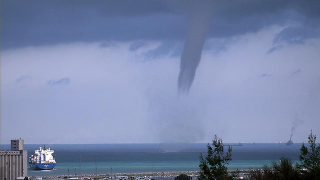 Sabah saatlerinde Hatayın İskenderun ilçesinde hortum meydana geldi