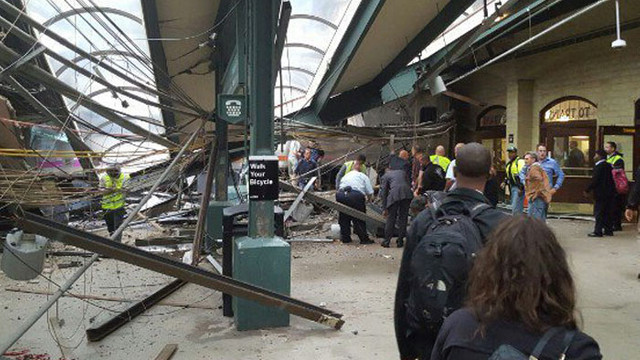 Yolcu treninin ana tren istasyonuna çarpması sonucunda meydana gelen kazada New Jerseyde 100 kişi yaralandı