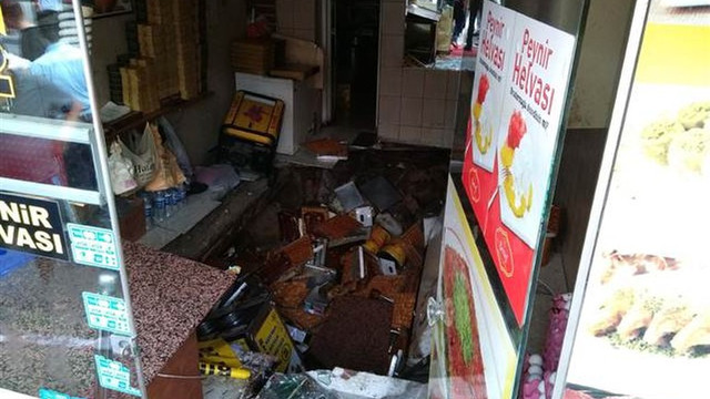 Fatih’te tatlı dükkanı çöktü