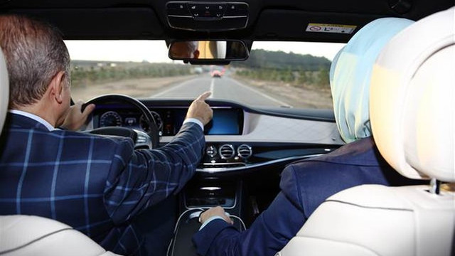 Cumhurbaşkanı Recep Tayyip Erdoğan eşi Emine Erdoğan ile Yavuz Sultan Selim Köprüsünden geçti