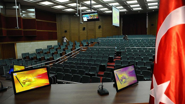 FETÖ çalıntı sınav sorularını verirken Kurana el bastırmış