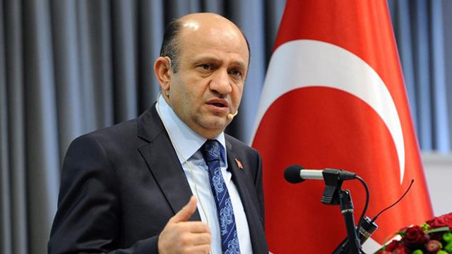 Suriye sınırında incelemelerde bulunan Milli Savunma Bakanı Fikri Işık daha sonra askerle yemek yedi