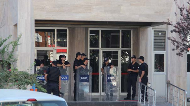 Kayyum atanan belediyelere operasyon başlatıldı