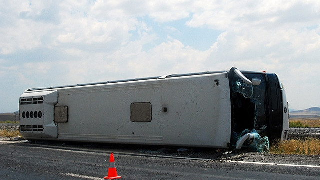Arnavutlukun başkenti Tirandan Atinaya giden 41 yolculu otobüs devrildi! 28 kişi yaralandı