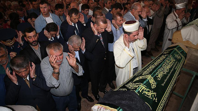 Cumhurbaşkanı Erdoğan eniştesi Ziya İlgenin annesinin cenazesine katıldı