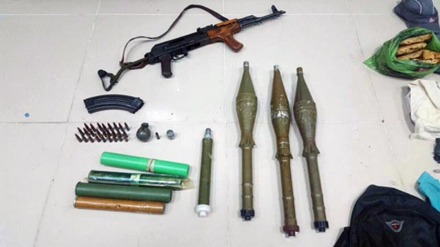 Vanda terk edilmiş kamyonda mühimmat bulundu