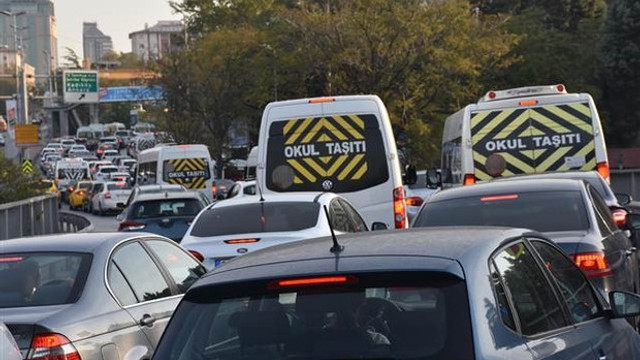 Okullar açıldı! İstanbul trafiği kitlendi 55 bin servis yollarda