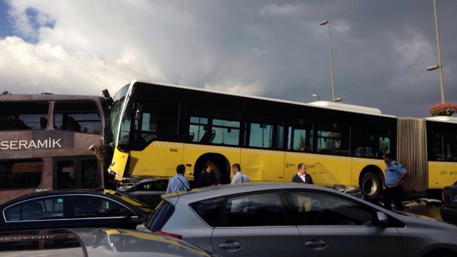 Yoldan çıkan metrobüs Acıbademde birçok aracı altına alarak kazaya neden oldu!