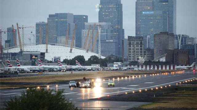 Londrada eylemciler havalimanı pistini kapattı