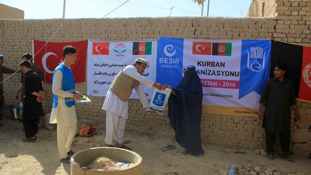 Afganistan'da Türk kuruluşlar kurban eti dağıttı