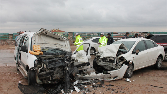 Aksaray'da otomobille hafif ticari araç çarpıştı: 5 yaralı