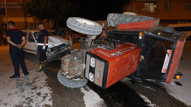 Amasya’da otomobil ile traktör çarpıştı: 4 yaralı