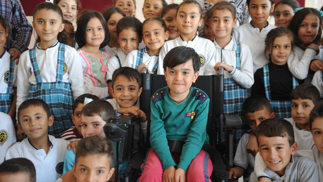 Anne kucağından akülü sandalyeye