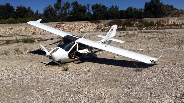 Antalya'da ultralight tipi uçak zorunlu iniş yaptı