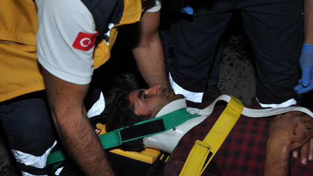 Asfalt yüklü kamyon akaryakıt istasyonuna girdi: 1 yaralı