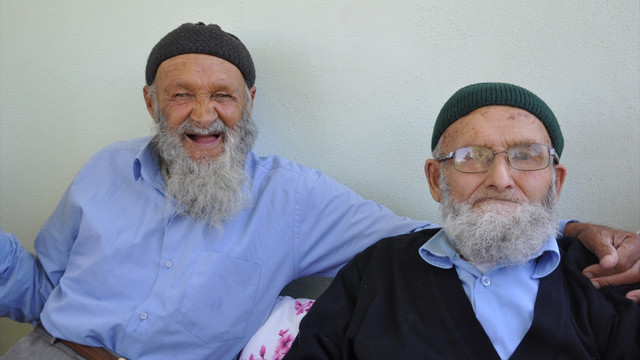 Asırlık çınarlar bayramlaştı