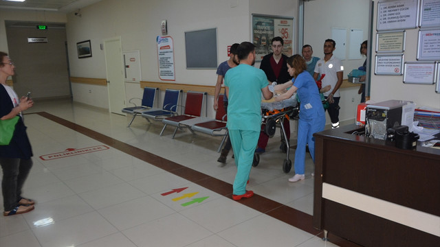 Ateşlenince dağılan tüfeğin parçası boğazına saplandı