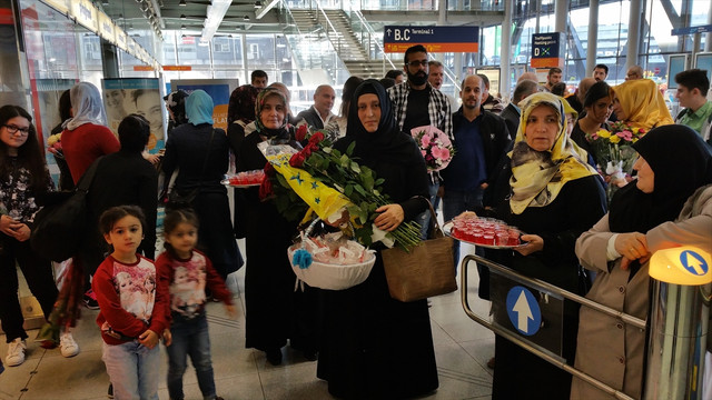 Almanya'ya hacılar güllerle karşılandı