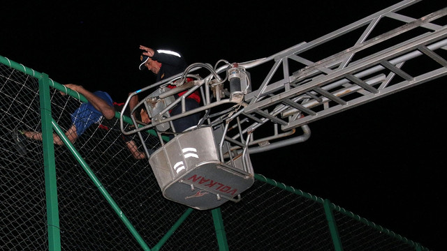 Ayakkabısını almak için tırmandığı yerde mahsur kaldı