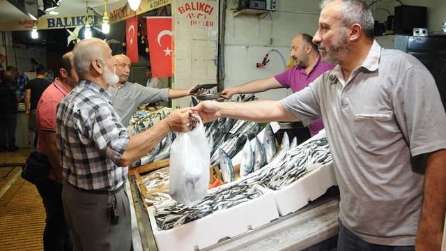 Balıkçıların yüzünü tatilciler güldürdü