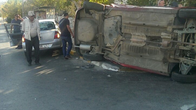 Balıkesir'de iki otomobil çarpıştı: 4 yaralı