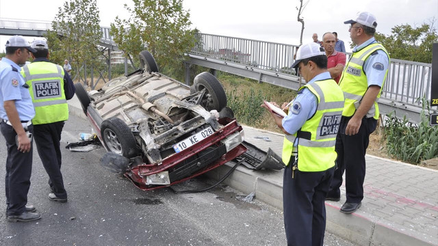 Balıkesir'de otomobil devrildi: 2 yaralı