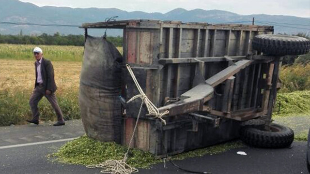 Balıkesir'de otomobil ile traktör çarpıştı: 1 ölü, 2 yaralı