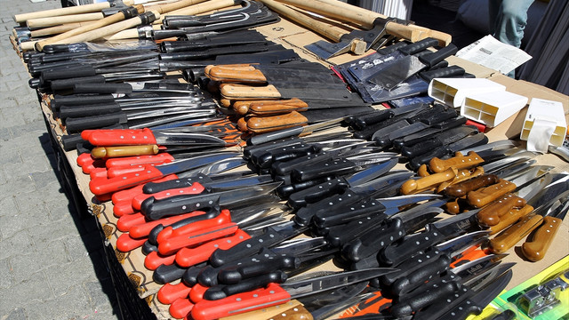 Bıçaklar kurbanlıklar için bileniyor