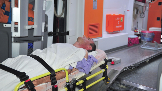 Bindiği taksinin şoförünü bıçakladı