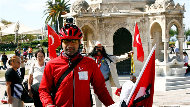 Bisikletle Almanya'dan İzmir'e geldi