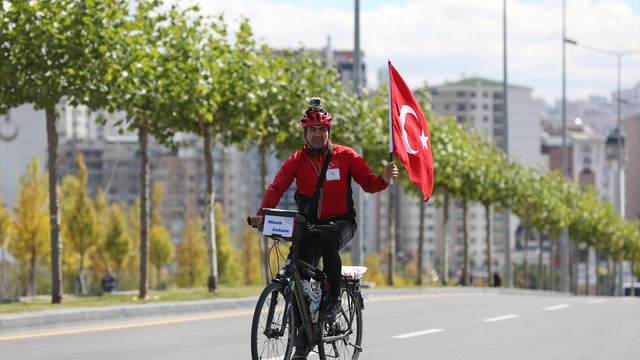 Bisikletle geldi, Türk bayrağını teslim etti