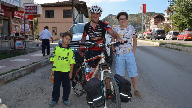 Bisikletle İngiltere'den Tayland'a pedal çevriyor