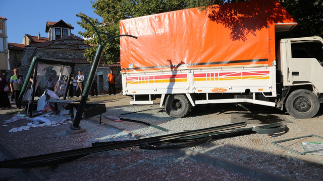 Bolu'da freni boşalan kamyon otobüs durağına çarptı: 2 yaralı