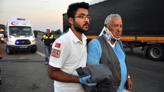 Bolu'da kamyonet şarampole devrildi: 7 yaralı