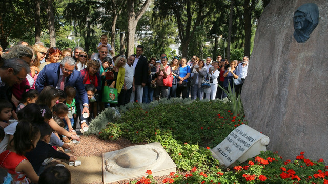 Büyük Önder Atatürk'e annesinin mezarından çiçek