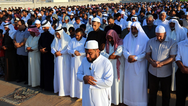 Çadır kentte bayram namazı
