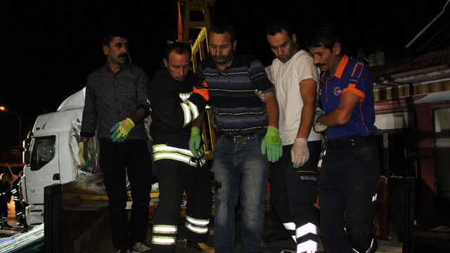 Cam blokların altına kalan 2 işçi yaralandı