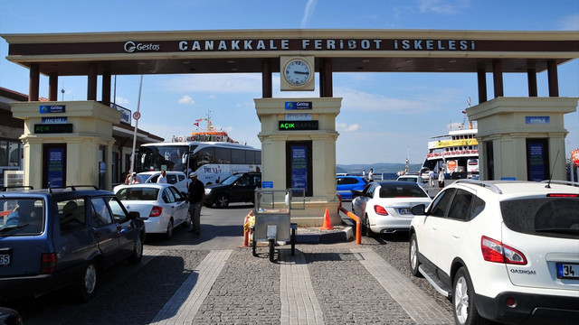 Çanakkale iskelelerinde bayram yoğunluğu