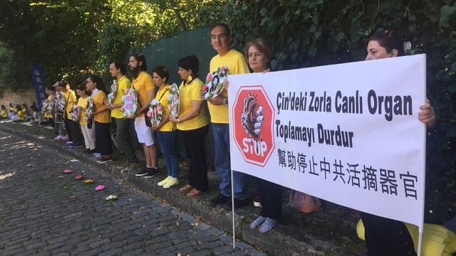 Çin Konsolosluğu önünde yogalı eylem