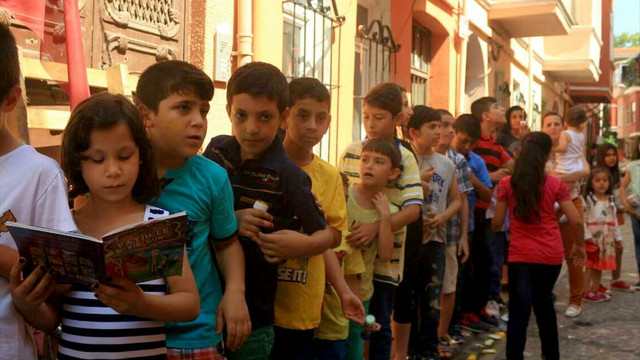 Çocuklar bayram yeri geleneğiyle Balat'ta buluştu