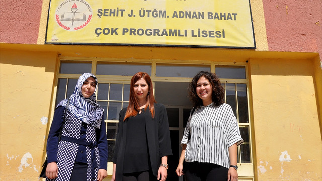 Çukurca'da öğretmenler çiçeklerle karşılandı